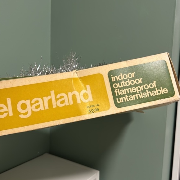 Vintage Fieldcraft tinsel garland in box 4” x 30’ - Picture 3 of 4